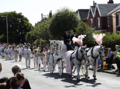 Roditelji ubijene devojčice na sahrani pozvali na okončanje nereda u Engleskoj