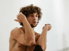 Premijera predstave „Boys Just Want To Have Fun“ 2. septembra u okviru Nedelje ponosa