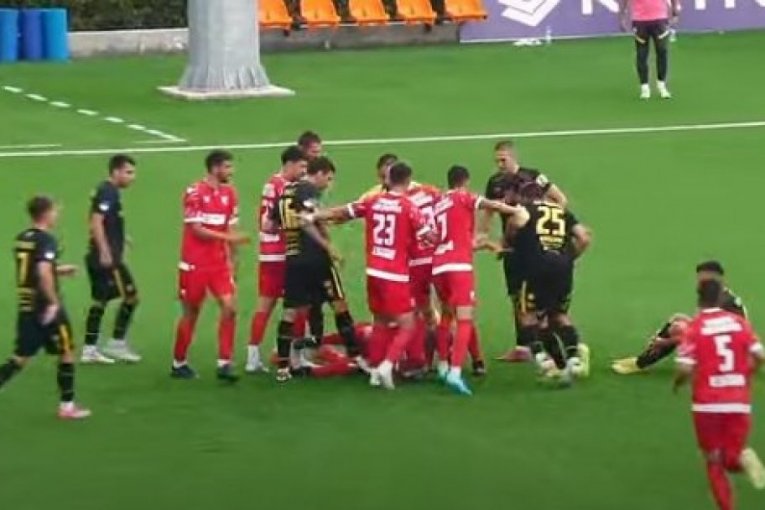 FUDBAL U SENCI OPŠTE TUČE: Istorijski duel u Mačvanskoj Mitrovici