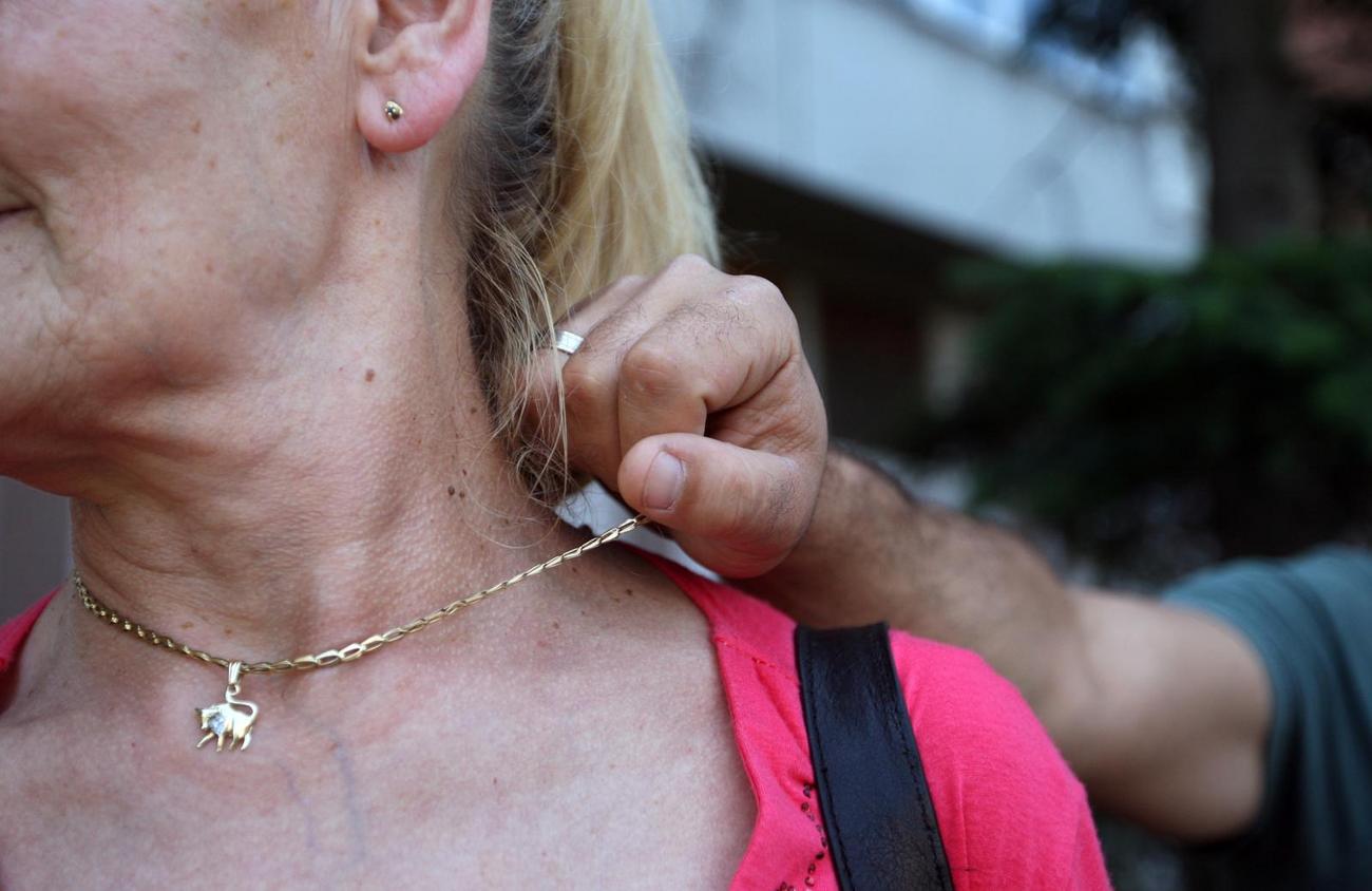 Sramna krađa snimljena na Zvezdari: Prišao starijoj ženi sa leđa pa joj pokidao lančić sa vrata