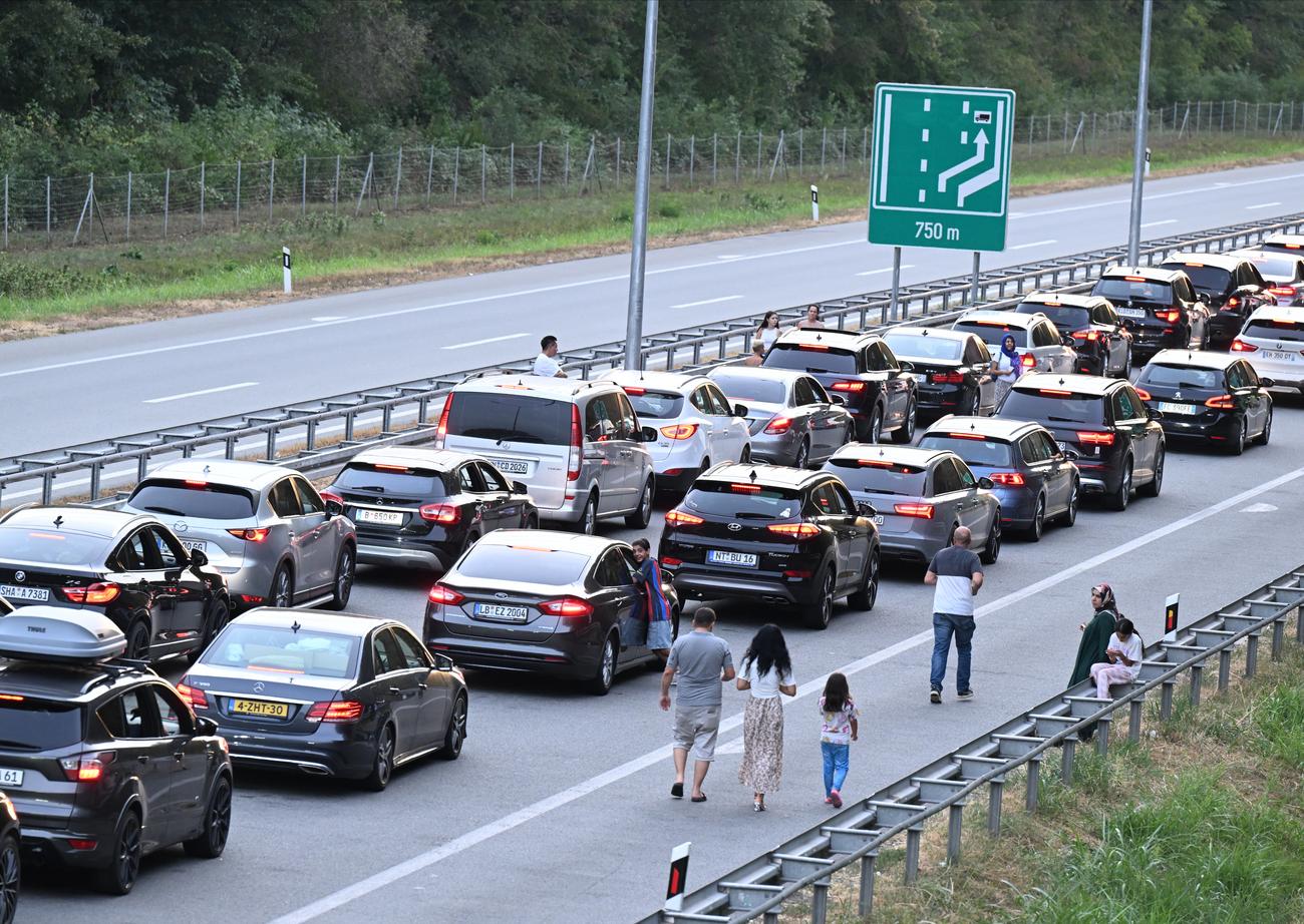 Počele vikend gužve na graničnim prelazima: Formirane kolone vozila na Batrovcima
