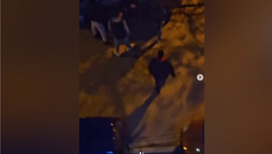 Napala ih osmorica mladića, jezivi snimak kruži mrežama (VIDEO)