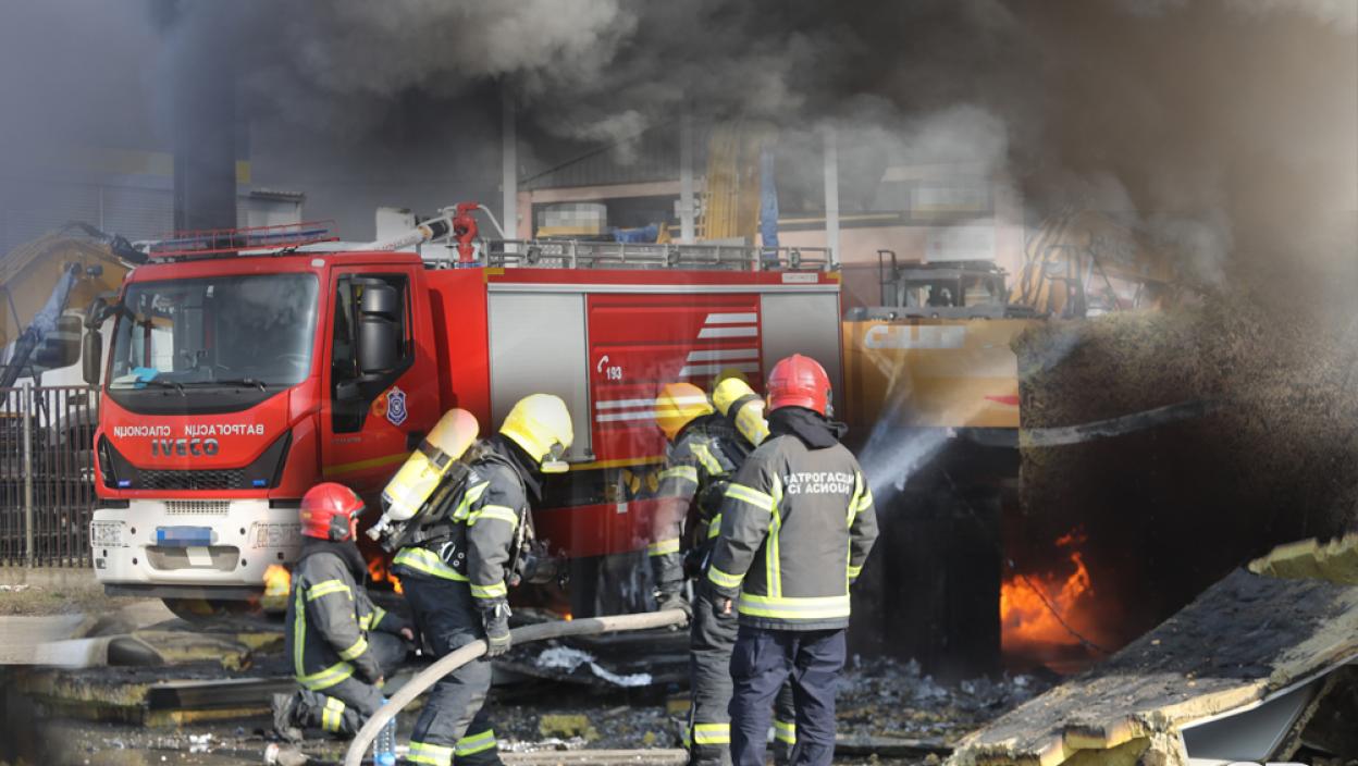 Gori kuća na Paliluli: Haos na Zrenjaninskom putu, veliki broj vatrogasaca na terenu