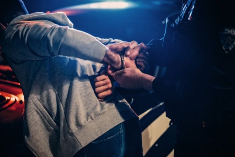 OBIO FRIŽIDER ISPRED KIOSKA, PA NASTALA DRAMA! Tinejdžer krao sladoled, policija mu našla ovo!