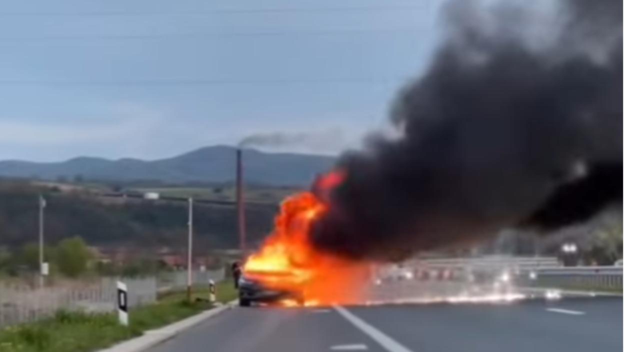 Jezivi prizori kod Vrnjačke Banje: Vatrena stihija „guta“ vozilo na Moravskom koridoru (VIDEO)