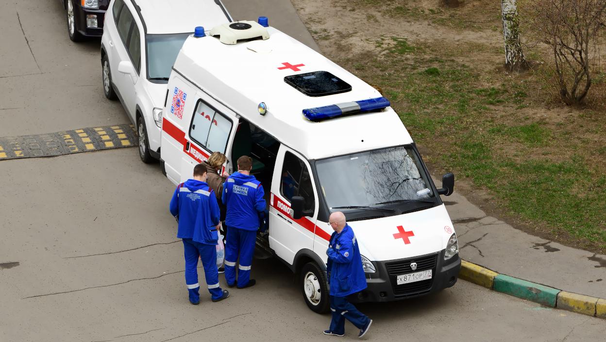 (VIDEO) Baka (80) prala prozore i pala sa šestog sprata na parkirani automobil: Kamere zabeležile užasan incident u Rusiji