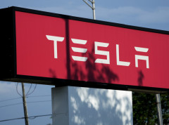 Akcije Tesle u padu nakon novog spora između Maska i Trampa
