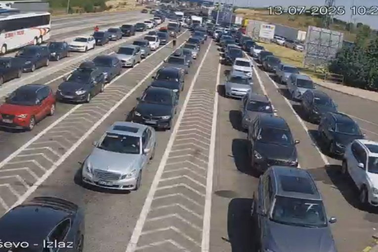 PONOVO FUNKCIONIŠE SISTEM NA GRANICI SA SEVERNOM MAKEDONIJOM! Zbog kvara bilo obustavljen ulazak vozila u zemlju, A DANAS SE KOLONI NE NAZIRE KRAJ! (FOTO)