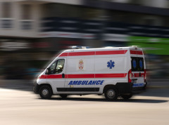 Šest osoba povređeno u sudaru kombija i teretnog vozila