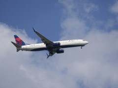 Deo krila aviona Delta Erlajnza delimično se otkinuo za vreme leta