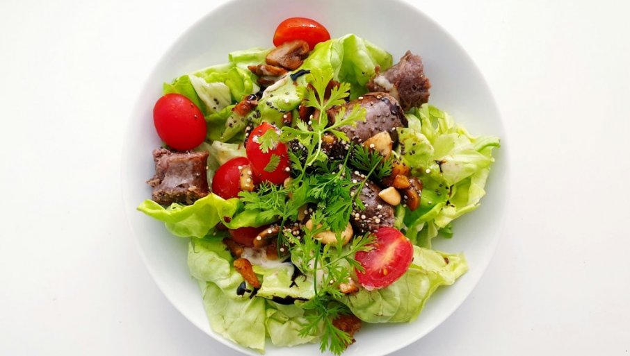 TOPLA JAGNjEĆA SALATA ZA GURMANE SA STILOM: Ovo će biti vaše novo omiljeno jelo