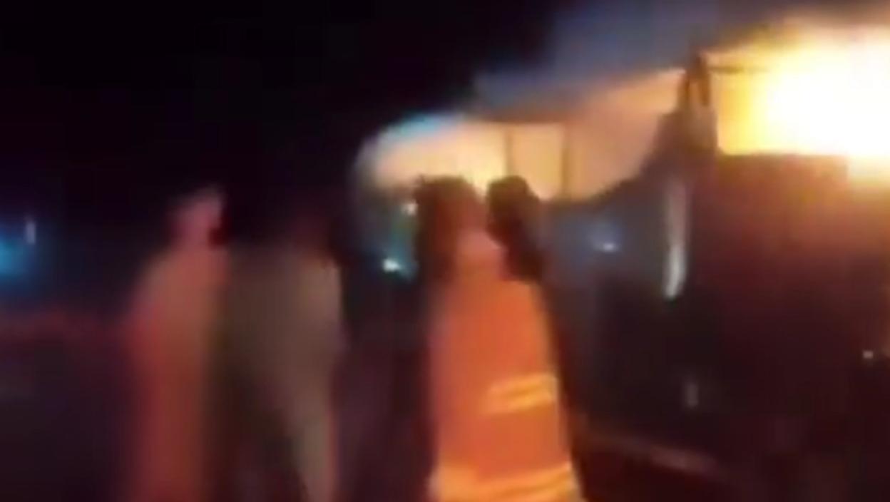 Autobus se zapalio posle sudara: Poginulo više od 70 osoba, među žrtvama i mnogo dece – jeziva nesreća u Avganistanu (FOTO/VIDEO)