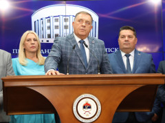 Vojnoj paradi u Beogradu osim Milorada Dodika prisustvovaće i Željka Cvijanović i Nenad Stevandić