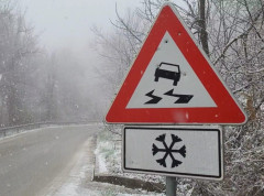 Oprez zbog moguće poledice, nanosa i odrona na putevima