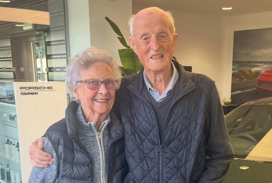 Bračni par za sedamdesetu godišnjicu braka kupio Porsche (FOTO)