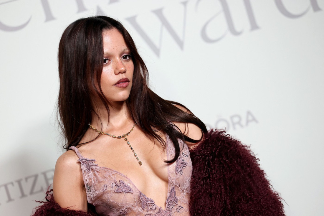 Džena Ortega u providnoj lila haljini