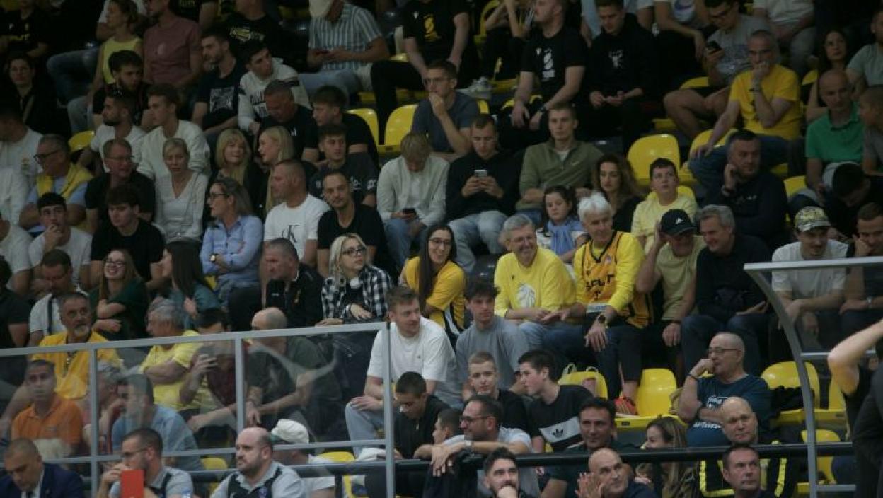 NISU DOBRODOŠLI: Navijači Partizana napadnuti u Splitu – dvojici ukazana pomoć