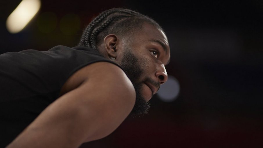 Evans se nakon godinu i po dana vratio na parket, pa se odmah ponovo povredio (VIDEO)