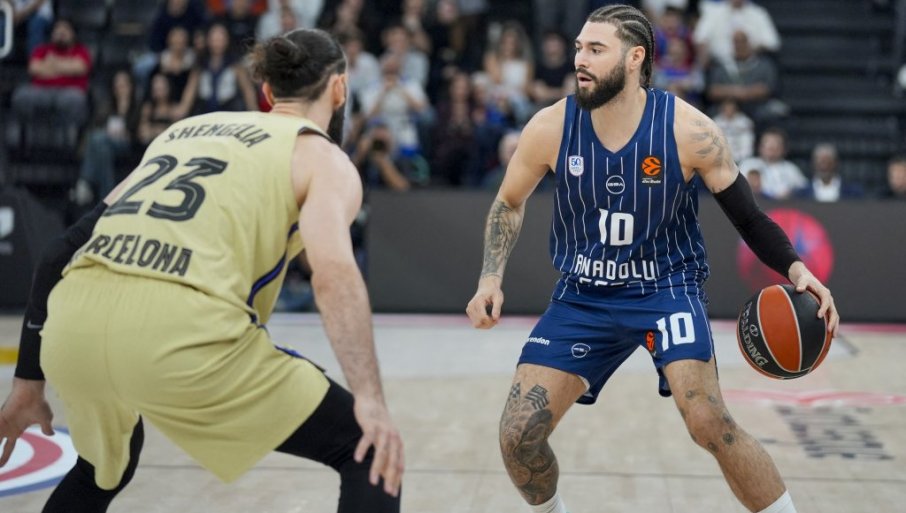 Efes u neverovatnoj završnici pobedio Barselonu