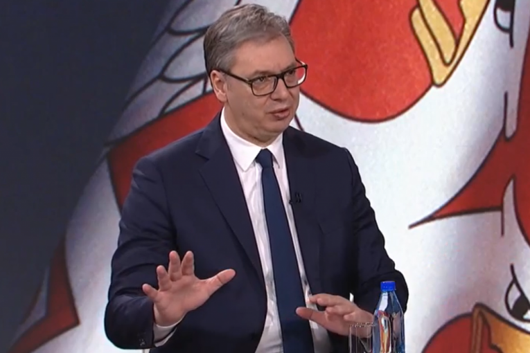 „SLUŽIM SAMO SRBIJI, SLUŠAM SAMO NAROD SRBIJE!“ Predsednik Vučić održao lekciju iz patriotizma (FOTO)