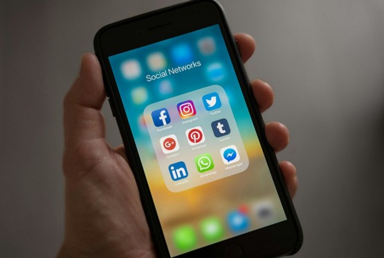 Makron traži hitno ukidanje društvenih mreža za mlađe od 15 godina