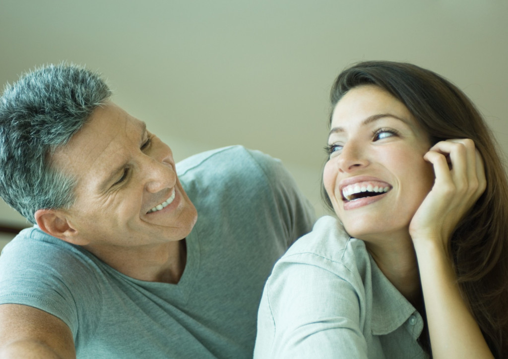 Koje su mane i prednosti biti sa starijim muškarcem?