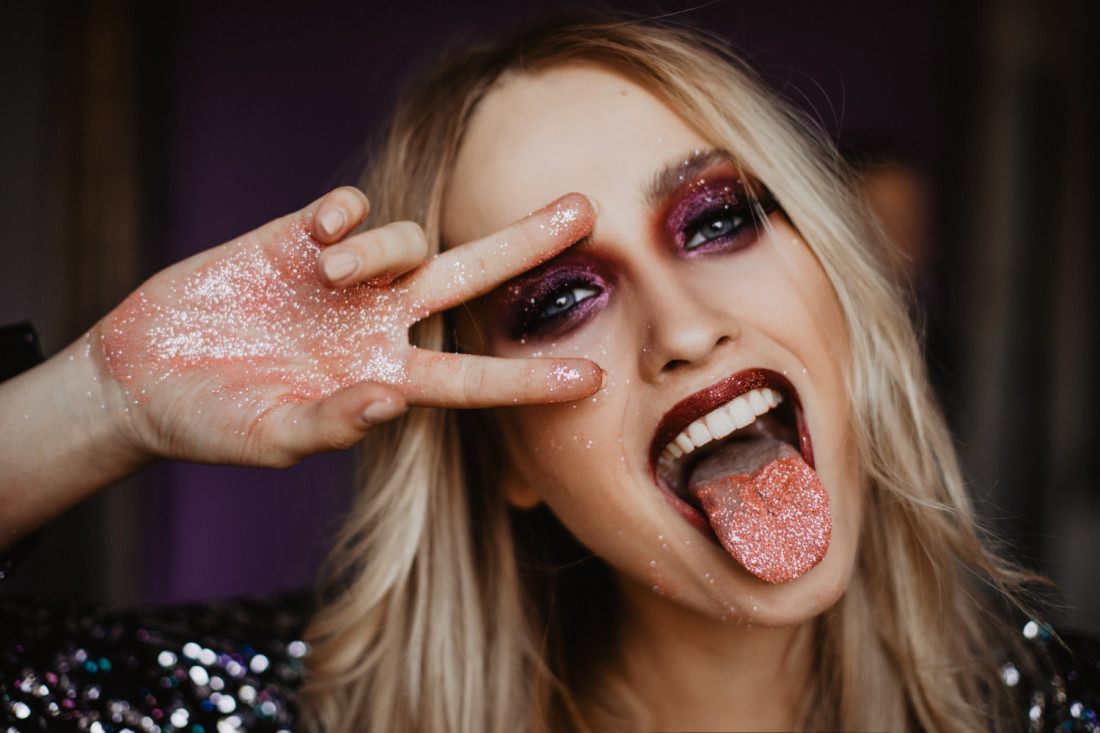 Žena se prska šljokicama da odbije zauzete frajere