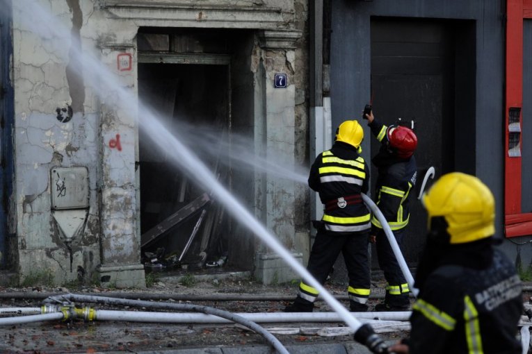 PODMETNUT POŽAR U ZEMUNU? Izgorelo šest automobila