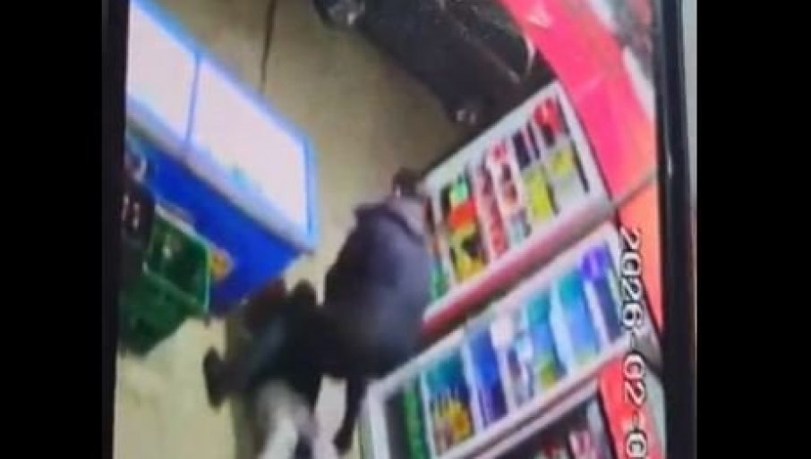 Junački skočio na napadača koji je kod sebe imao mačetu (VIDEO)