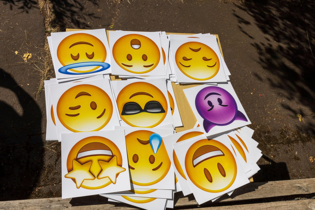 Šta piše na list papira emodžiju