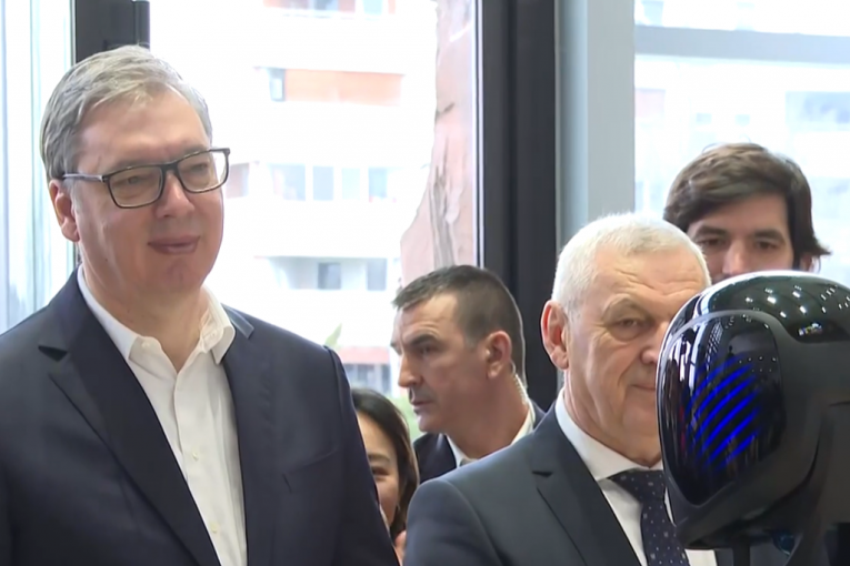 ČUDA VEŠTAČKE INTELIGENCIJE; TEHNOLOGIJA BUDUĆNOSTI: Vučića dočekao robot Luka