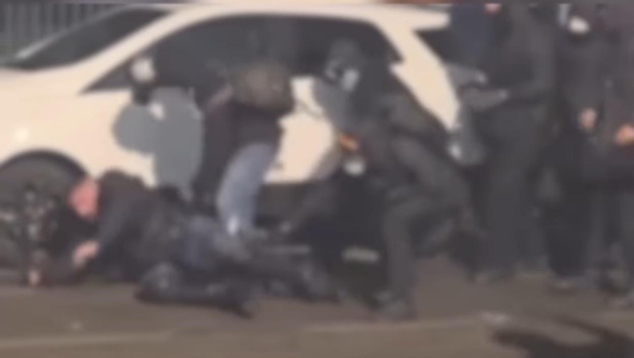 Rat na ulicama Torina – Zapaljene ulice: Policajac oboren i napadnut čekićem usred protesta (VIDEO)