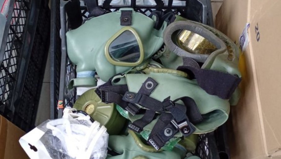 LJUDI, KO OVO MOŽE DA BRANI „AUTONOMIJOM UNIVERZITETA“?! Topovski udari, pirotehnika, sprejevi, gas maske, radio stanice… (FOTO)