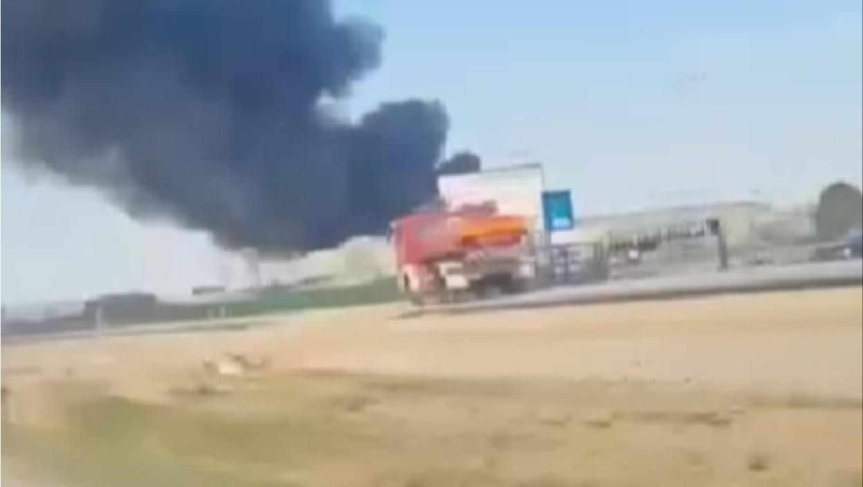 Crni dim se širi iz fabrike, ekipe na terenu (VIDEO)