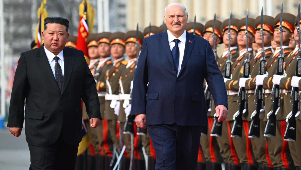 Kim Džong Un dočekao Lukašenka u Pjongjangu: “Trenutna situacija nas jednostavno gura jedne drugima u zagrljaj“, priređen raskošan doček