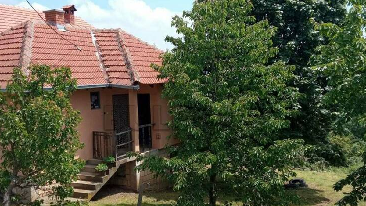 Na prodaju kuća sa velikim placem za 32.000 evra! Ima tri prostorije i idealna je za odmor van grada (FOTO)