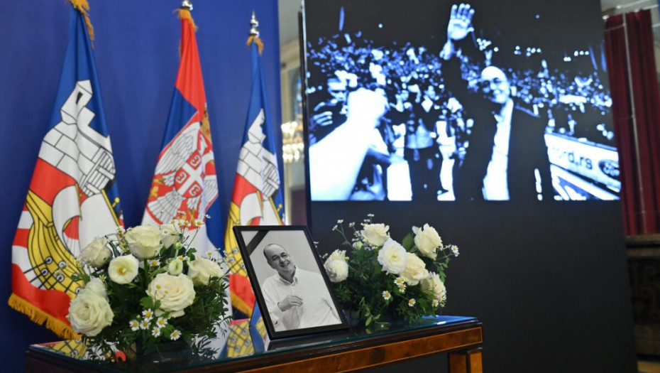 Održana komemoracija Dušku Vujoševiću u Skupštini Srbije: Veliki broj javnih ličnosti oprostio se od košarkaškog trener