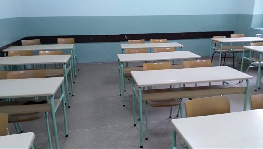 JEDAN DEO ĐAKA VEĆ NA RASPUSTU: Drugi u klupama još nedelju dana