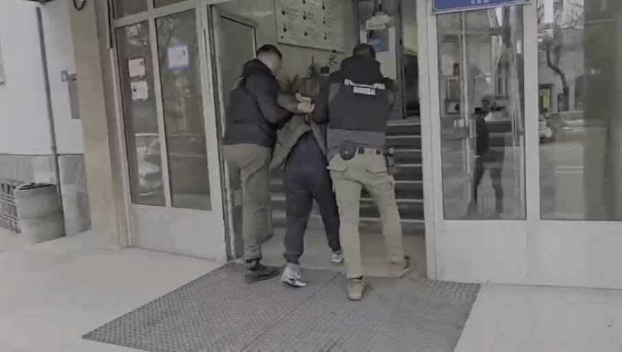 Napasnik iz Niša sa lisicama na leđima uveden u stanicu (VIDEO)