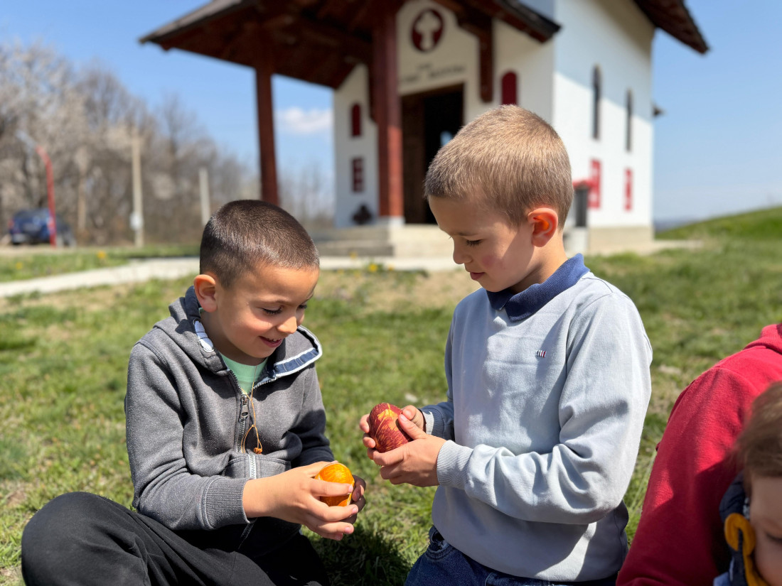 Mališani ispred crkve čuvaju stare običaje,