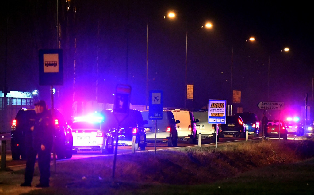 Auto bez vozača pokosio žene i decu na trotoaru