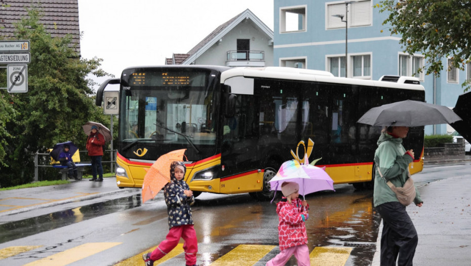 Autobus bez vozača udario u fasadu banke u Švajcarskoj