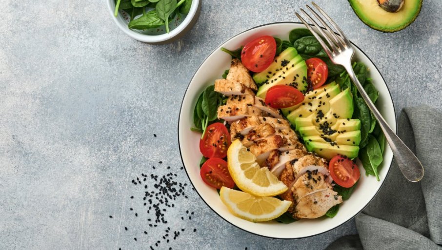 Lagani obrok sa ćuretinom: Fitnes salata sa spanaćem i avokadom, zdravo i ukusno jelo