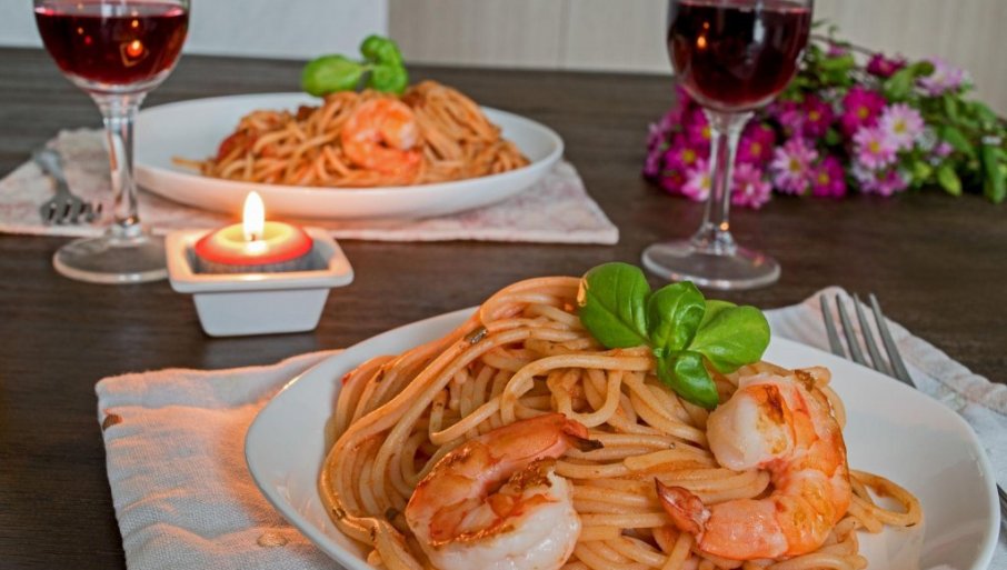 Kremasta pasta sa kozicama i belim vinom