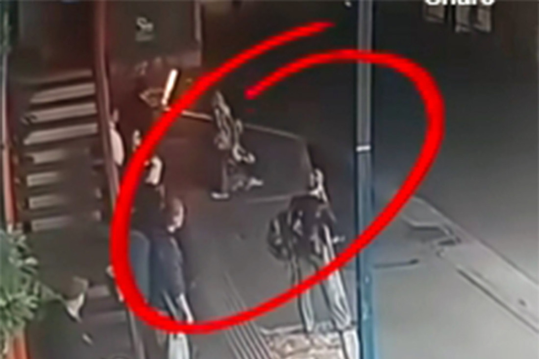 Staklo se obrušilo među putnike na Autobuskoj u Zagrebu