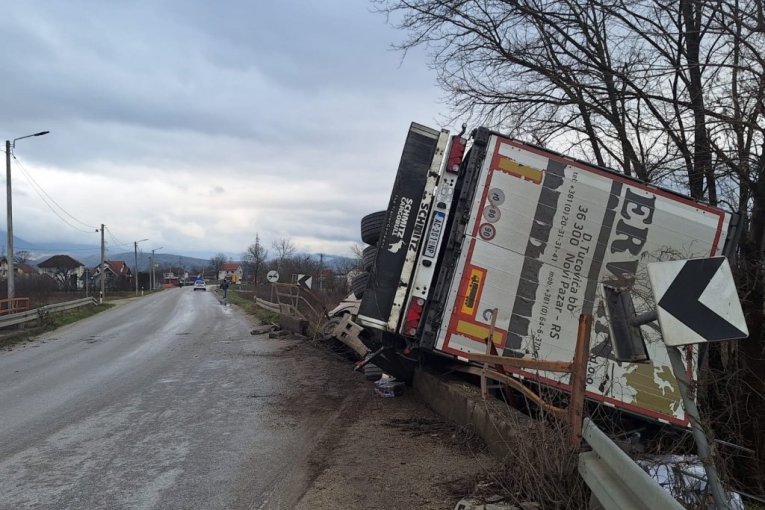 PREVRNUO SE ŠLEPER KOD NOVOG SADA! Saobraćaj u kolapsu! (FOTO)
