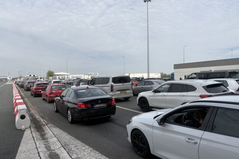 ZATIŠJE PRED BURU, OČEKUJTE HAOS! Gužve na granicama SADA nema, ali će uveče nastati PAKAO!