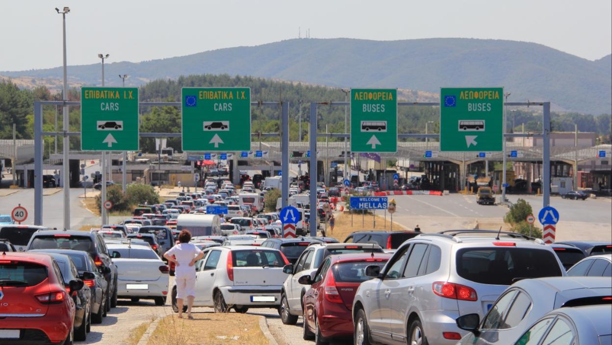 Sve stoji, ništa se ne miče, u koloni čeka preko 40 autobusa