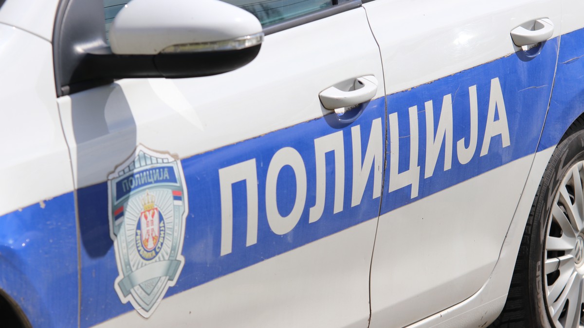 Beograđanka iz prodavnice uzela 3 flaše viskija, a platila samo vodu